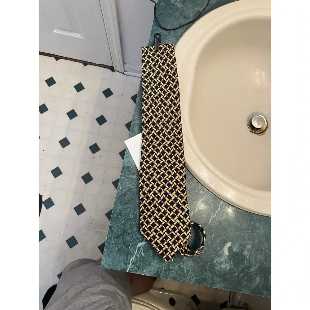 GUCCI Necktie Tie Navy Yellow All over chain pattern Made in Italy 100% Silk